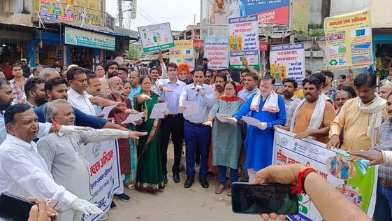 Officials made people aware of cleanliness by picking up garbage with their own hands
