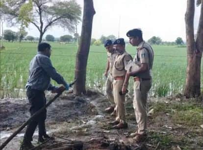 जहां अंतिम सस्कार किया, वहां जांच करती पुलिस