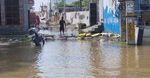 Shopkeepers put up sacks to avoid waterlogging, but did not get any relief