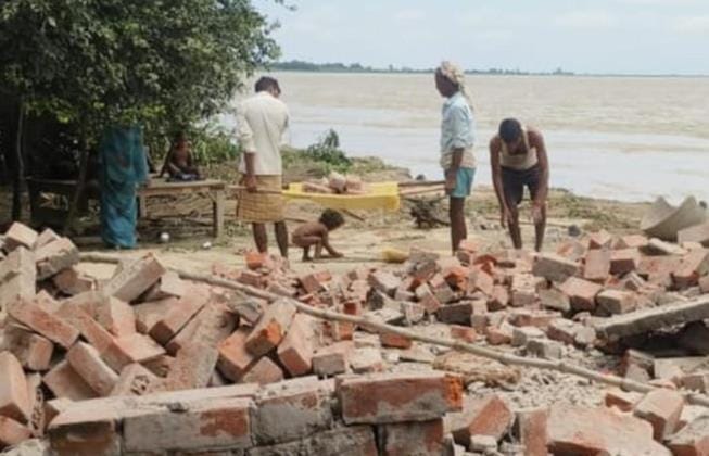 Jankinagar turned into ruins, two houses submerged in the river