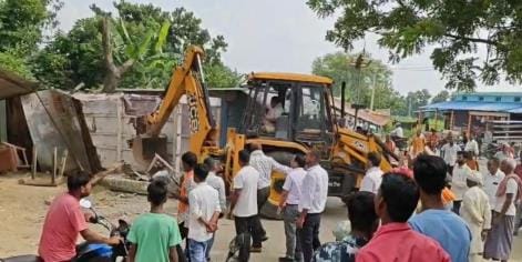 Administration's bulldozer runs on shops built on Gram Sabha land