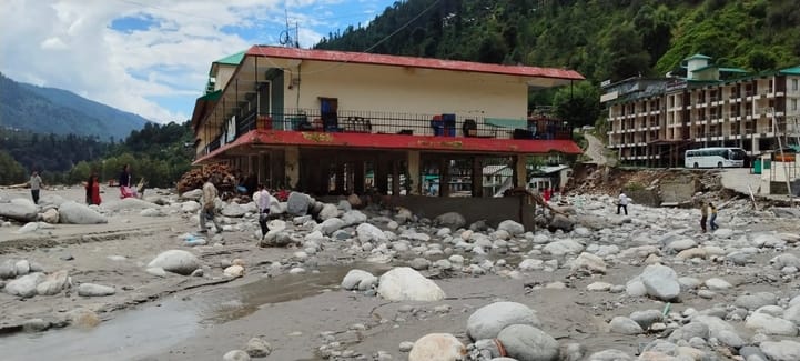 Silence in Manali ... Tourists started returning carrying luggage on their backs amidst the debris