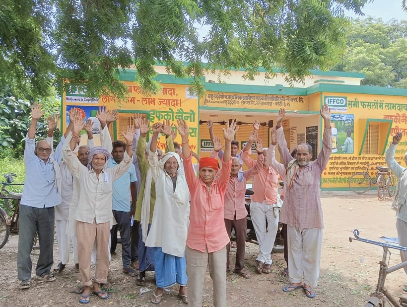 Farmers protested at Kaptanganj committee due to non-availability of fertilizers
