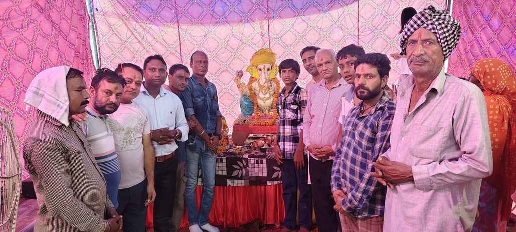 The idol of Shri Ganesh ji was installed with drums and trumpets