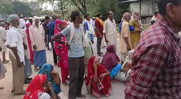 Farmers created ruckus for urea and blocked the road
