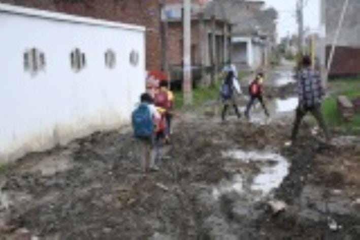 The Municipal Corporation further damaged the road, dumped the debris in the water in Faizullahganj