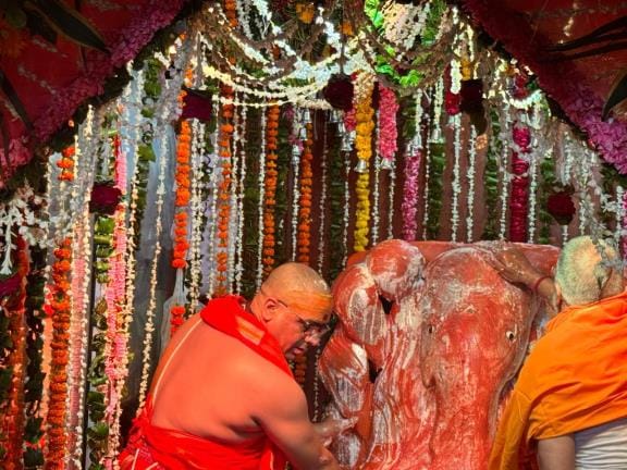 Gauri's son Ganesha arrived with Riddhi-Siddhi