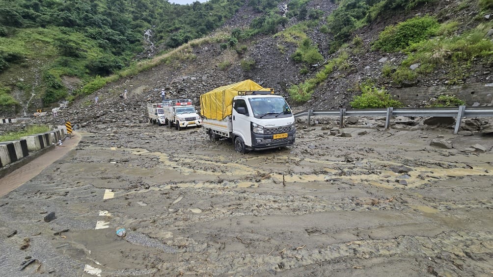 There is no trace of the four-lane road at Kanchi Mod, vehicles are stuck at many places