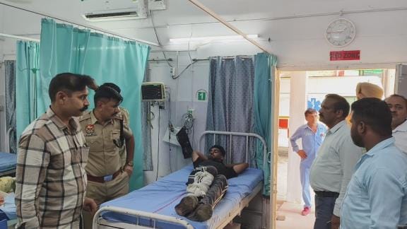 A miscreant came to fire at a liquor shop and got injured in a police encounter