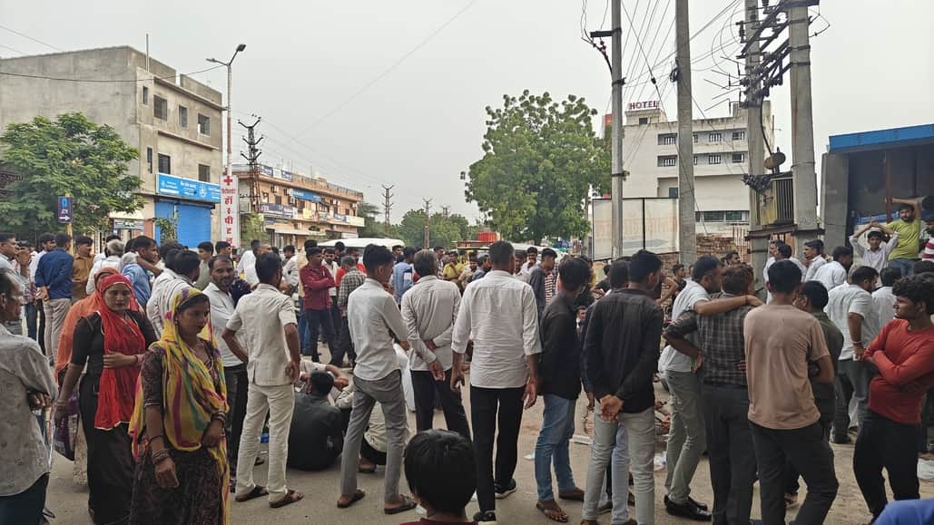 परिजन और समाज के लोग  धरने पर बैठे।