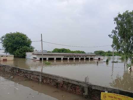 After 25 days, Ganga again crossed the danger mark, water reached 101 schools