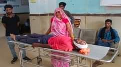 घायल को लेकर अस्पताल पहुंचे परिजन