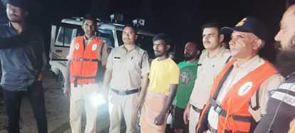 रेस्क्यू के बाद टीम के साथ युवक।