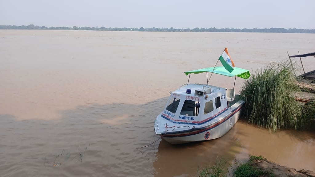 Ganga rises 4.5 meters in three days, boat operations stopped again