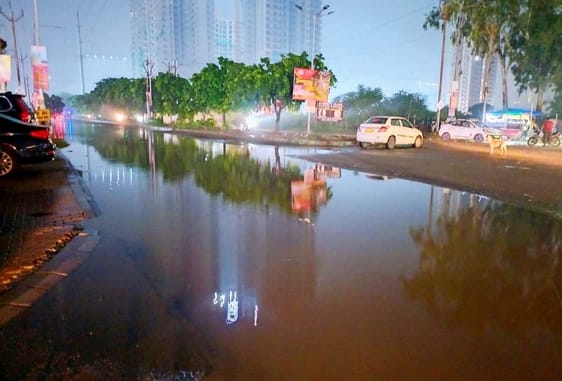 The roads of Siddharth Vihar have become ponds