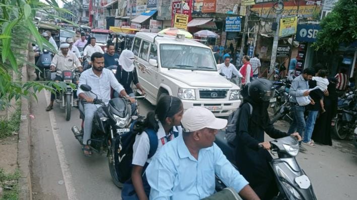 Roads blocked Parking, looking for ways to avoid traffic jams