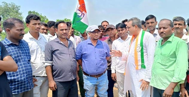 Soil was again dumped on the narrow road for bypass construction, Congressmen protested