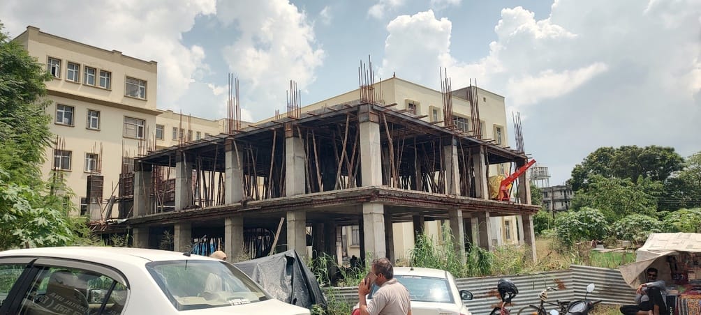 Laborer dies after falling from the second floor of a building under construction