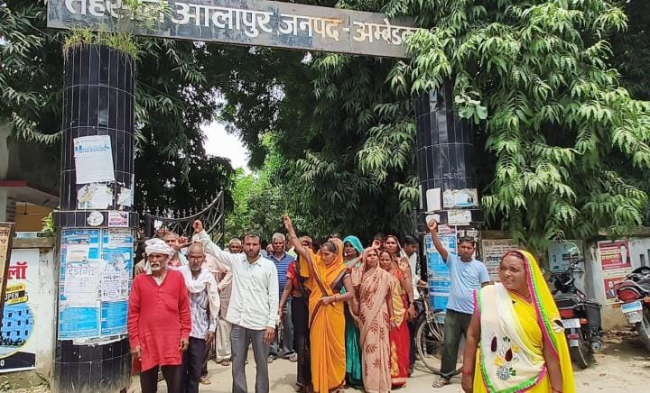 Villagers demonstrated against the arbitrariness of revenue officials