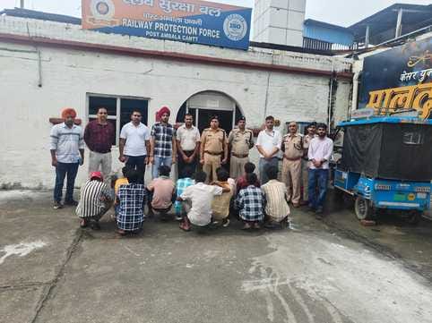 Child trafficking caught again from Karmabhoomi Express, 10 children rescued