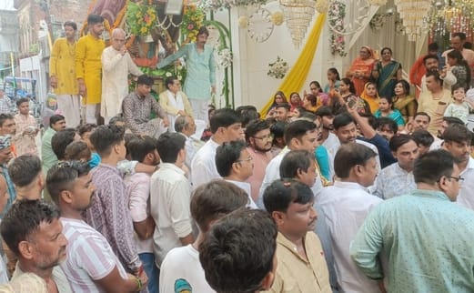 Cheers for Dauji Maharaj echoed in the procession