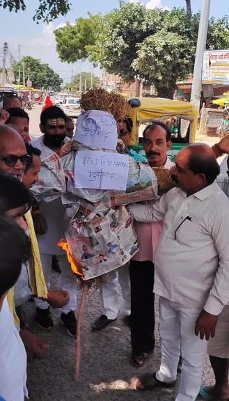 BJP workers burnt the effigy of Indi alliance