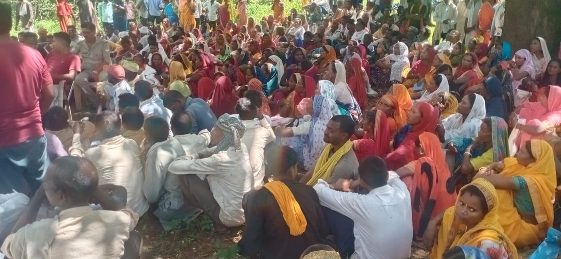 खाद के लिए लगी भीड़