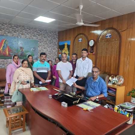 Demand to demolish the dilapidated building of Bafdi school
