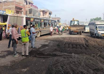 Work to fill potholes on the road at Bhognipur crossing has started, there will be convenience