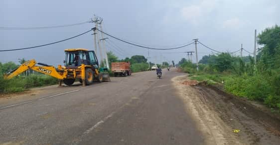 Shamli: Stone pelting in soil mining dispute, driver fled leaving bulldozer, complaint given to police about p