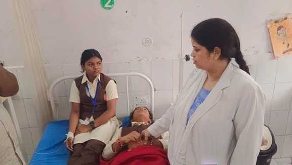 The condition of eight girl students of Atal Vidyalaya deteriorated, they were admitted