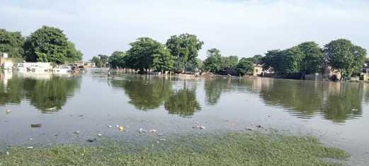 Ganga is 82 cm below the red mark, 60 villages have become islands, 5 feet of water on connecting roads