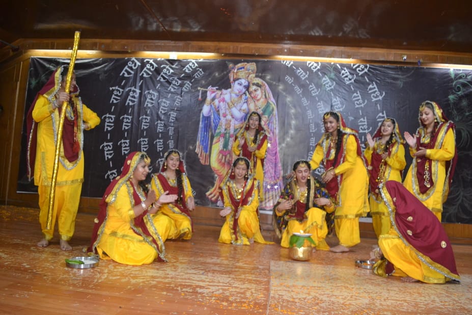 The SD school campus resonated with the slogan 'Teri Mitti Mein Mil Jaawan'