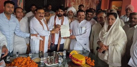 The MLA gave a check of 90.69 lakhs to the Gaushala operators