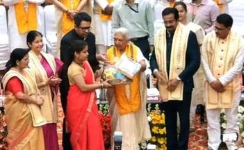 The Governor handed over the kit to the Anganwadi workers of Mahoba