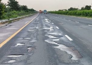 The road of Lucknow-Agra Expressway got damaged in many places
