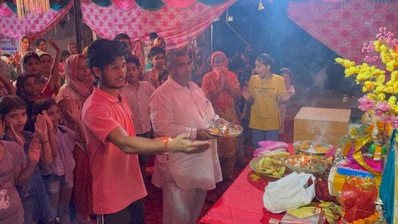 Crowds of devotees gathered in the pandals, cheers kept resonating