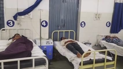 बिजली गिरने से घायल किशोरों को अस्पताल में भर्ती कराया गया है।