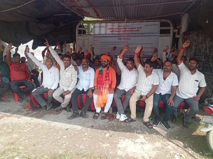 The strike of workers and farmers continues at the sugar mill gate