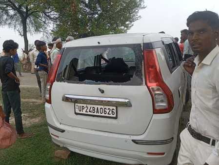 Stones were pelted on the tehsil team which had come to demolish the illegal encroachment, police used batons