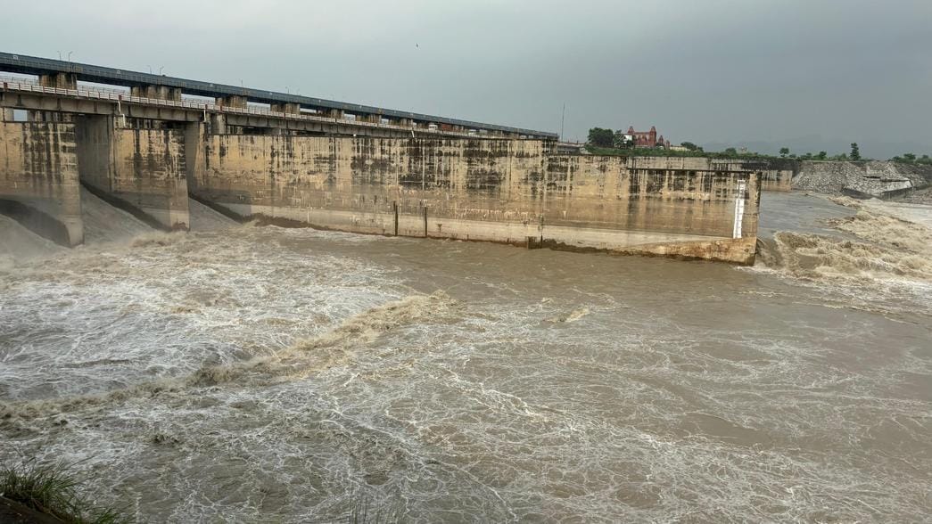 Yamuna's water level at the barrage decreased, trouble due to humidity