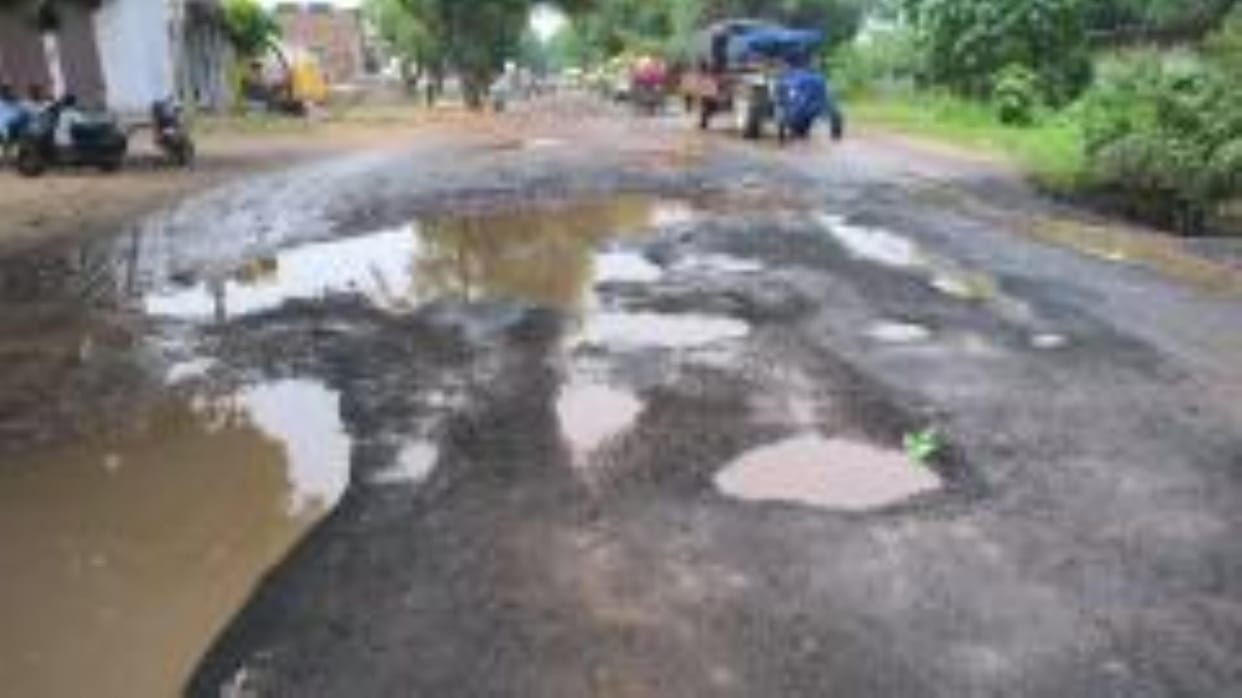 There are potholes on the Aligarh-Mathura road