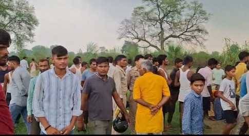 Died due to electric current in the fencing of the field