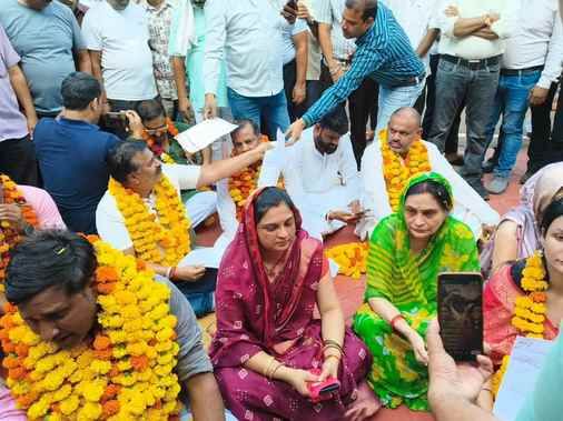कलेक्टर कार्यालय में पहुंचकर इस्तीफा देते नाराज पार्षदगण।