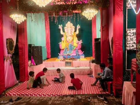 Devotees are worshipping Vignaharta in pandals, atmosphere becomes devotional