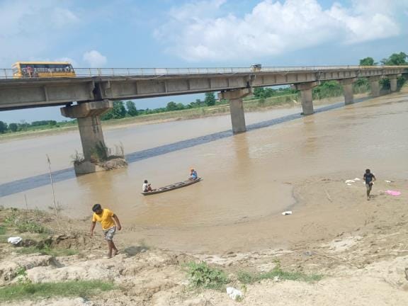 A mentally deranged girl jumped into Rapti