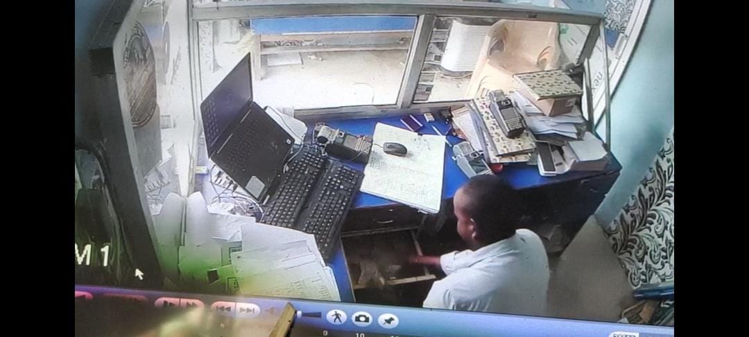 1.5 lakh stolen from customer service center