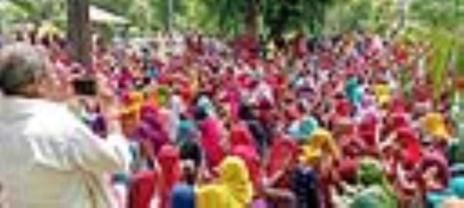 MNREGA workers took out a march for a daily wage of Rs 700 and insurance of Rs 25 lakh