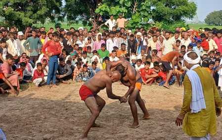 Golu wrestler defeated Sunil and won the wrestling worth four thousand rupees