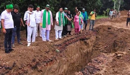 20 feet wide road dug up to lay sewer line, farmers protest